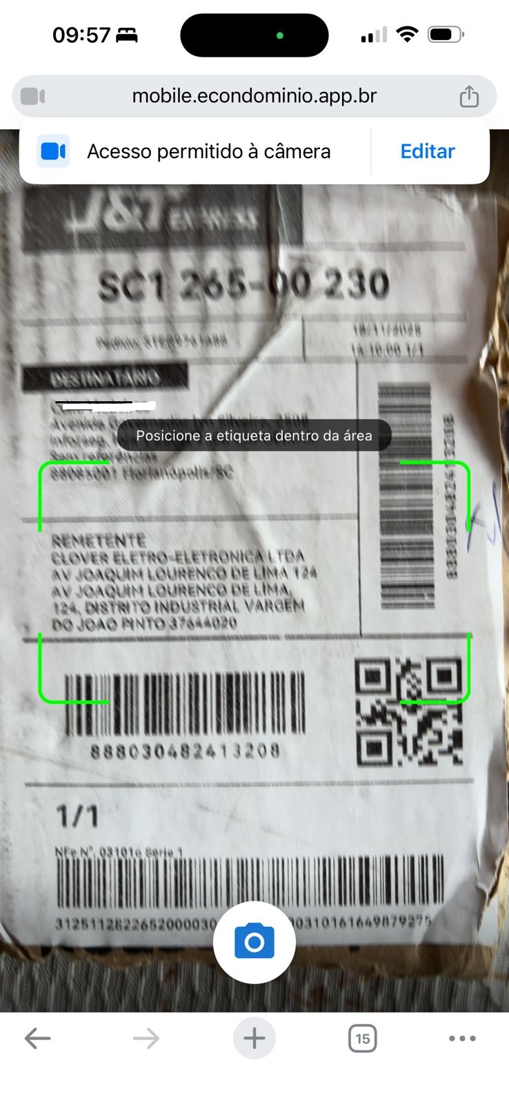 Câmera lendo etiqueta de encomenda com área de captura destacada